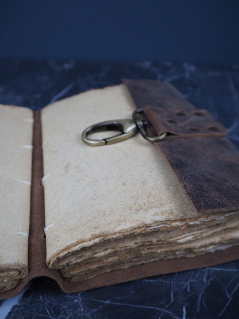 Vintage leather journal w hook closure - Image 4