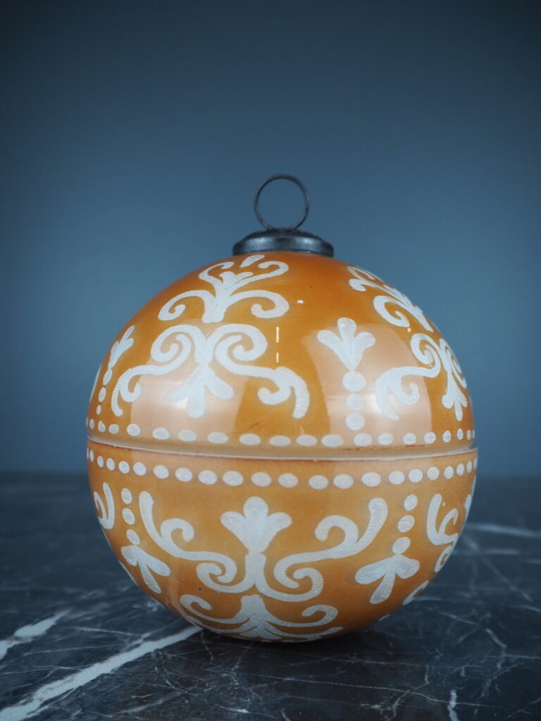 Lid ornament with wax - Image 2