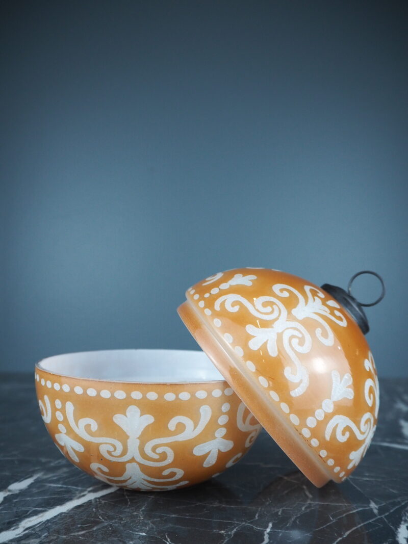 Lid ornament with wax