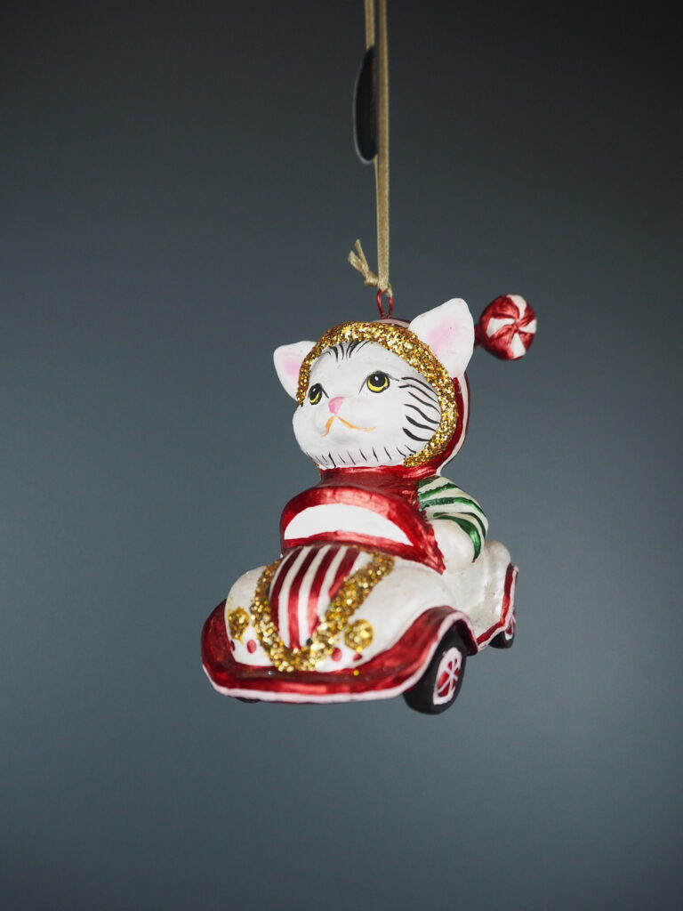 Xmas Cat in mini car red/white - Image 3